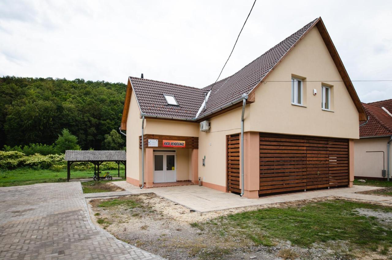 Videki Vendeghaz A Buekkben, Pezsgofuerdovel. Appartement Királd Buitenkant foto