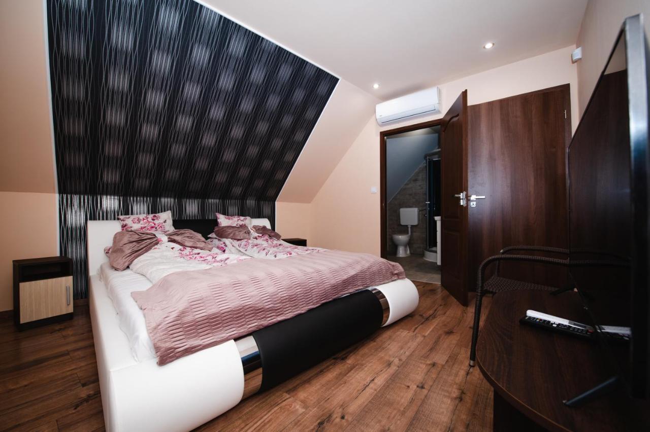 Videki Vendeghaz A Buekkben, Pezsgofuerdovel. Appartement Királd Buitenkant foto