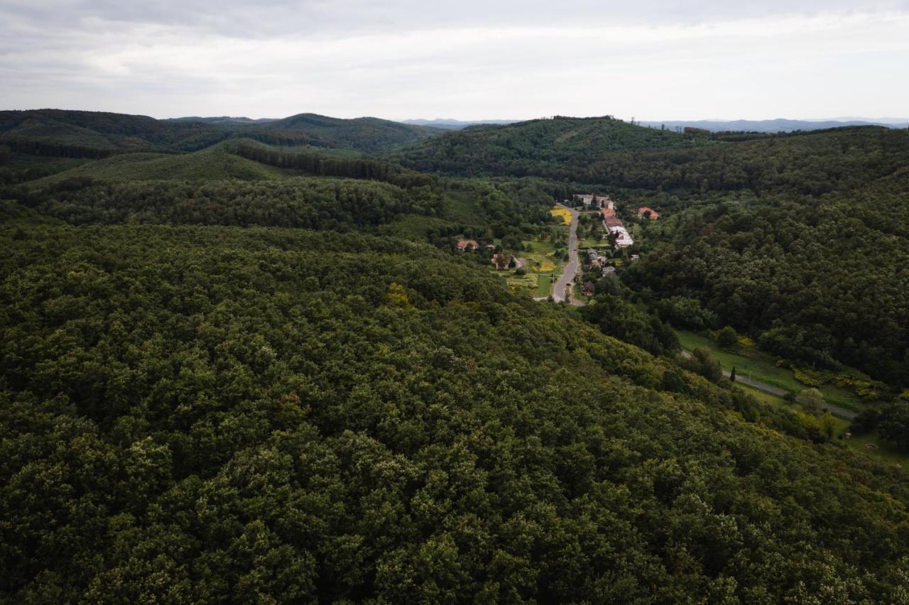 Videki Vendeghaz A Buekkben, Pezsgofuerdovel. Appartement Királd Buitenkant foto