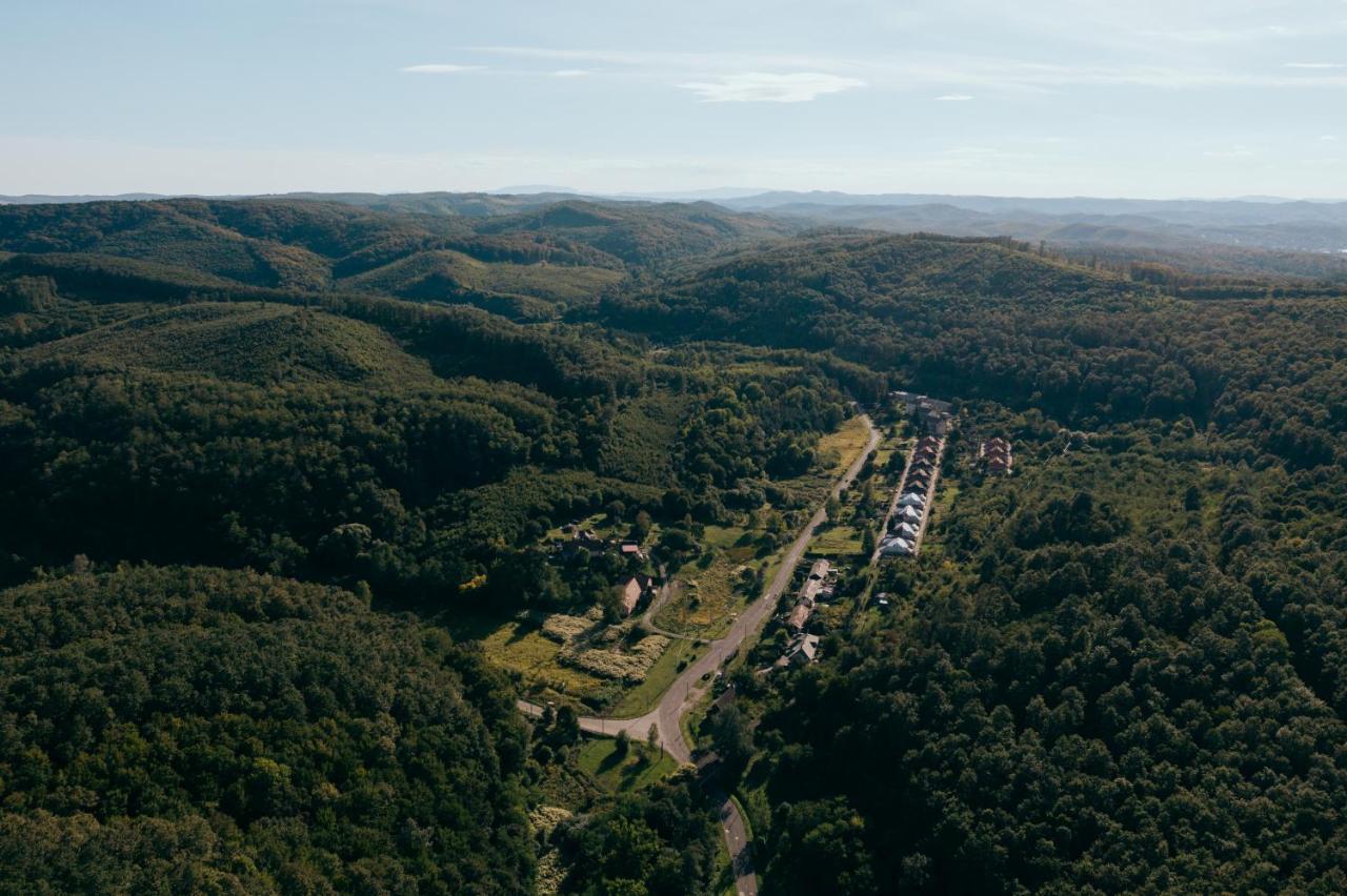 Videki Vendeghaz A Buekkben, Pezsgofuerdovel. Appartement Királd Buitenkant foto