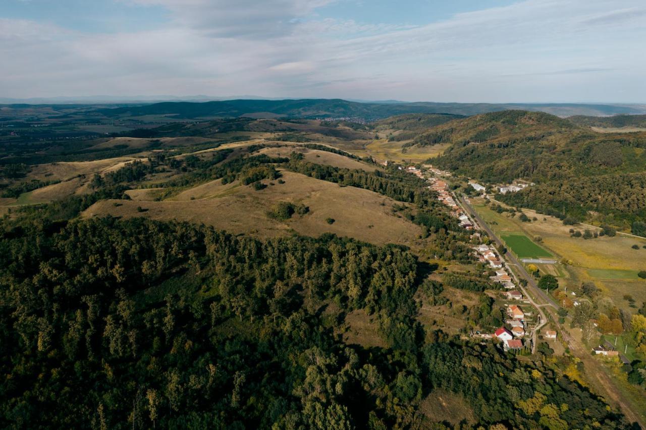 Videki Vendeghaz A Buekkben, Pezsgofuerdovel. Appartement Királd Buitenkant foto