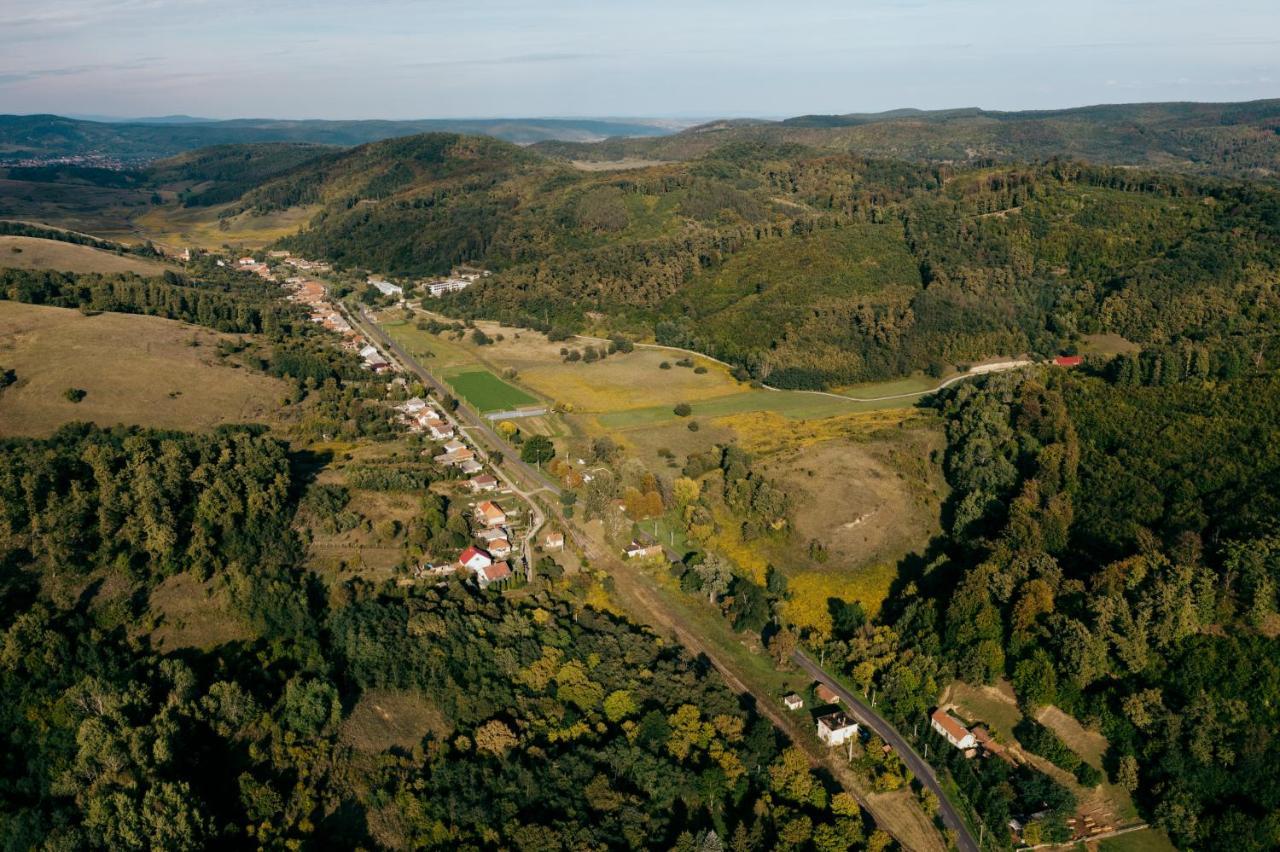 Videki Vendeghaz A Buekkben, Pezsgofuerdovel. Appartement Királd Buitenkant foto